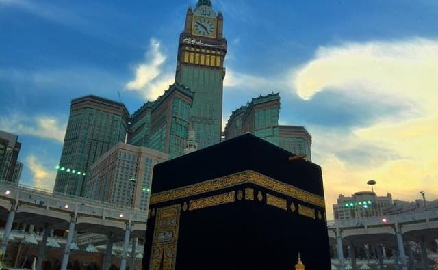 Haram Ki Muqaddas Fizaon Main Gum houn By Junaid Jamshed